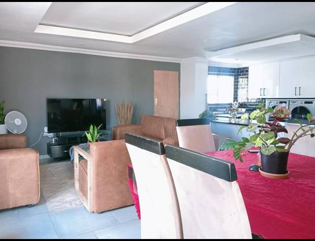 5 BEDROOM HOUSE FOR SALE IN BRAAMFISCHERVILLE